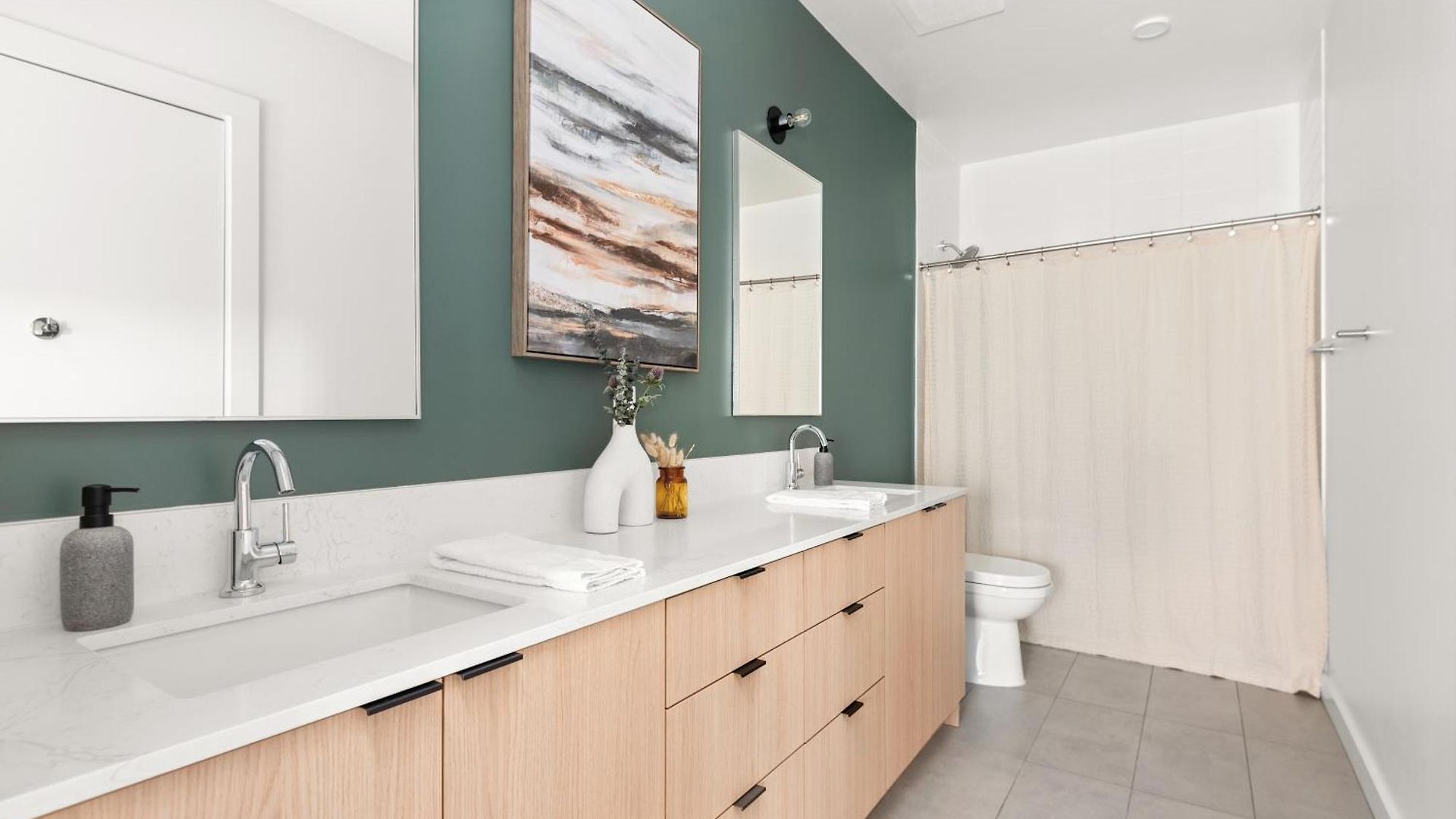 Layla's Downtown Nash Retreat | Walk To Broadway - Pool, Gym, Private Balcony, And More! Holiday home