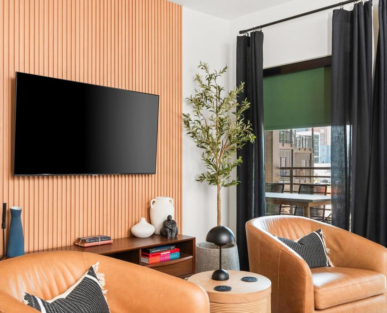 Layla's Downtown Nash Retreat | Walk To Broadway - Pool, Gym, Private Balcony, And More! * Nashville