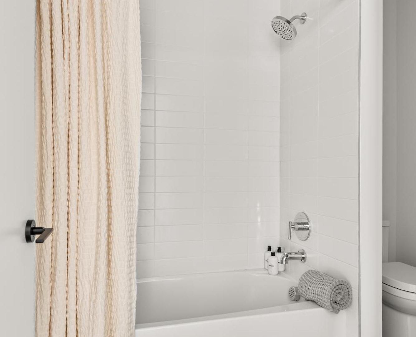 Holiday home Layla's Downtown Nash Retreat | Walk To Broadway - Pool, Gym, Private Balcony, And More!