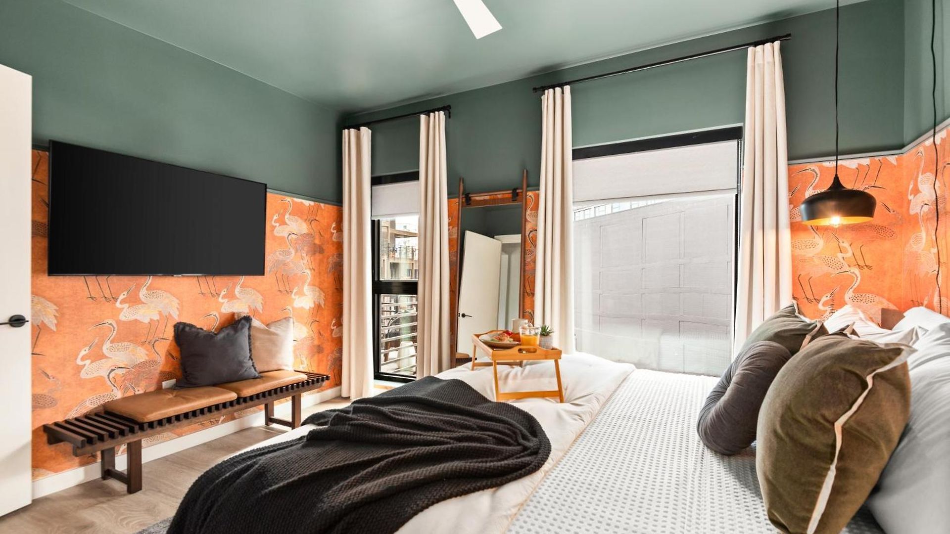 Layla's Downtown Nash Retreat | Walk To Broadway - Pool, Gym, Private Balcony, And More! Holiday home Nashville