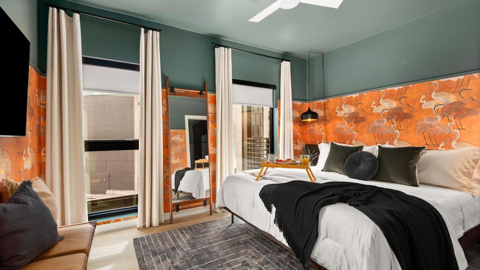 Layla's Downtown Nash Retreat | Walk To Broadway - Pool, Gym, Private Balcony, And More! Holiday home *