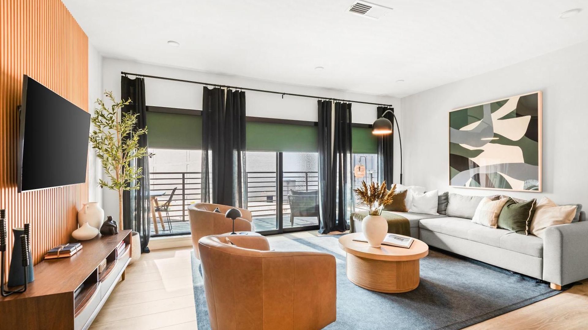 Holiday home Layla's Downtown Nash Retreat | Walk To Broadway - Pool, Gym, Private Balcony, And More!