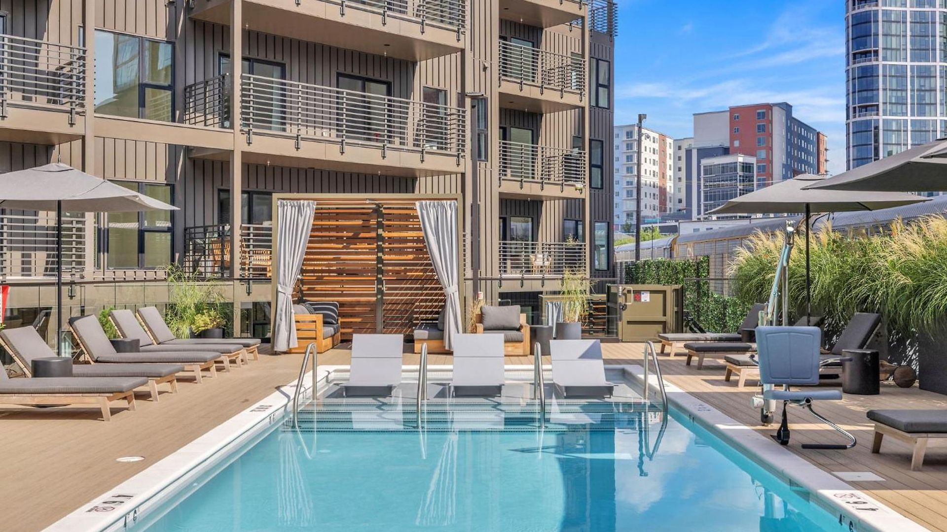 Layla's Downtown Nash Retreat | Walk To Broadway - Pool, Gym, Private Balcony, And More! *