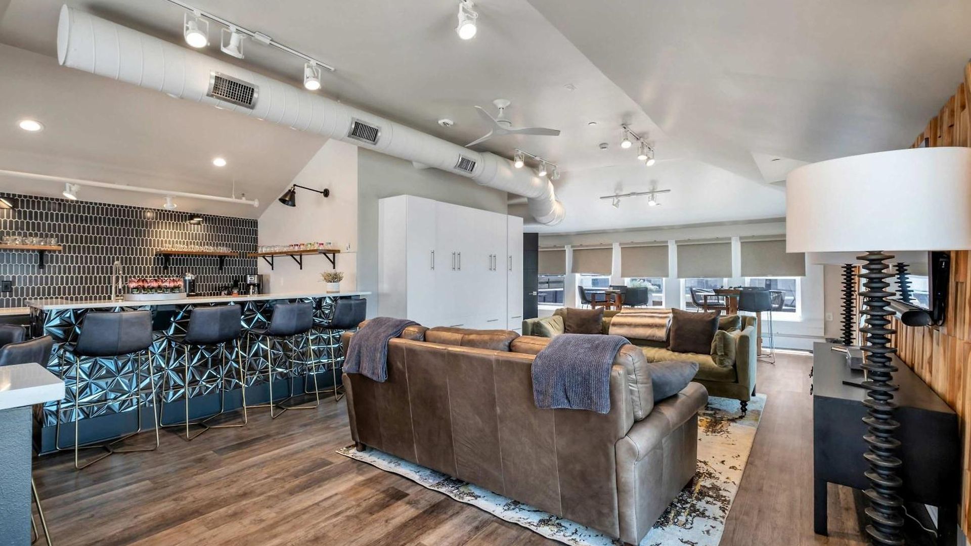 Skyline With Penthouse & Rooftop Deck 6br By Maddox Apartment