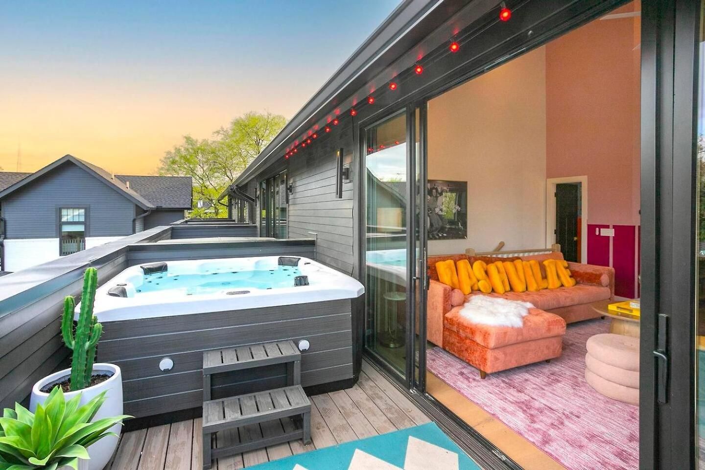 Holiday home Giddy Up Rooftop Hot Tub, 4 King Suites, Near Dt