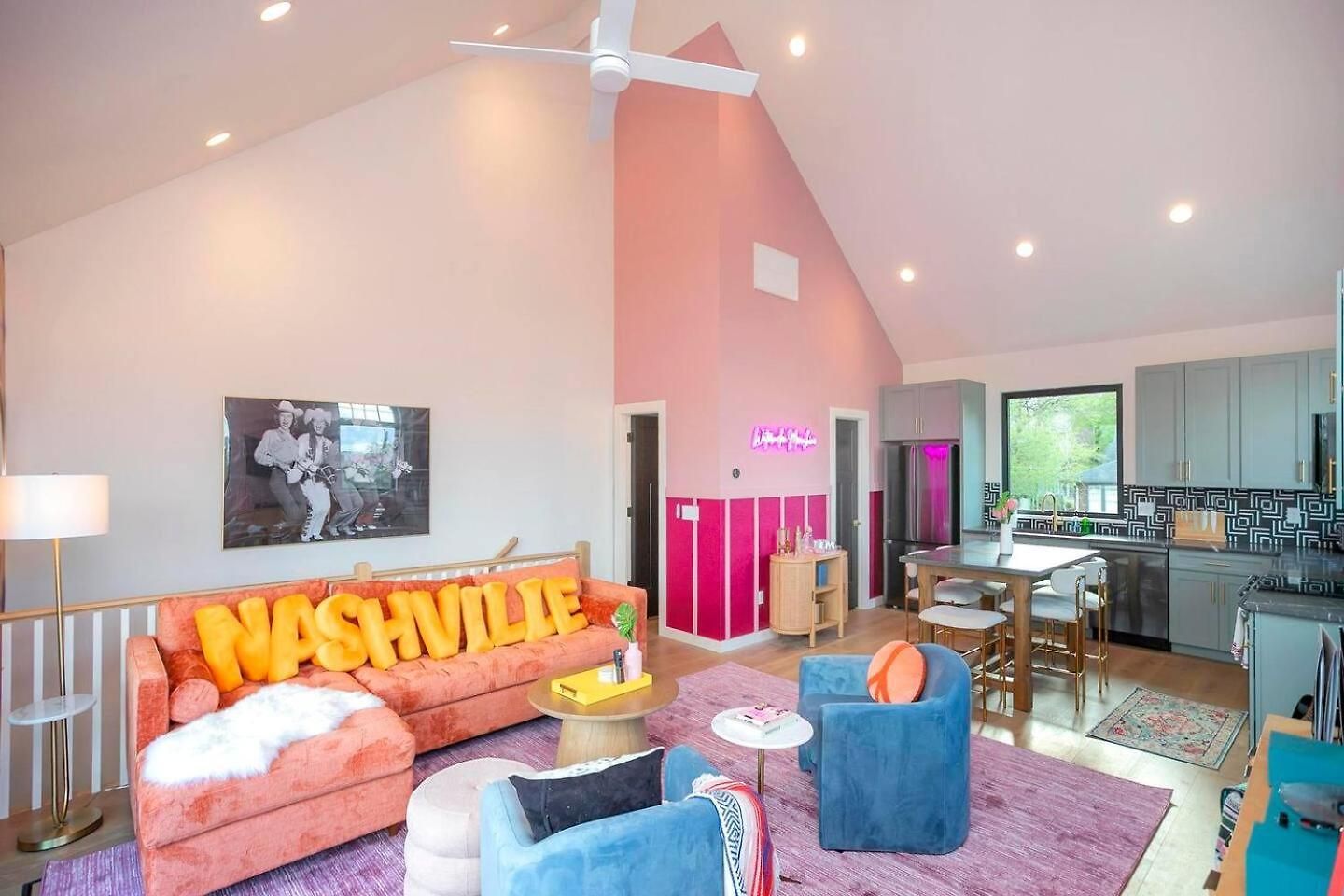 Giddy Up Rooftop Hot Tub, 4 King Suites, Near Dt Holiday home *