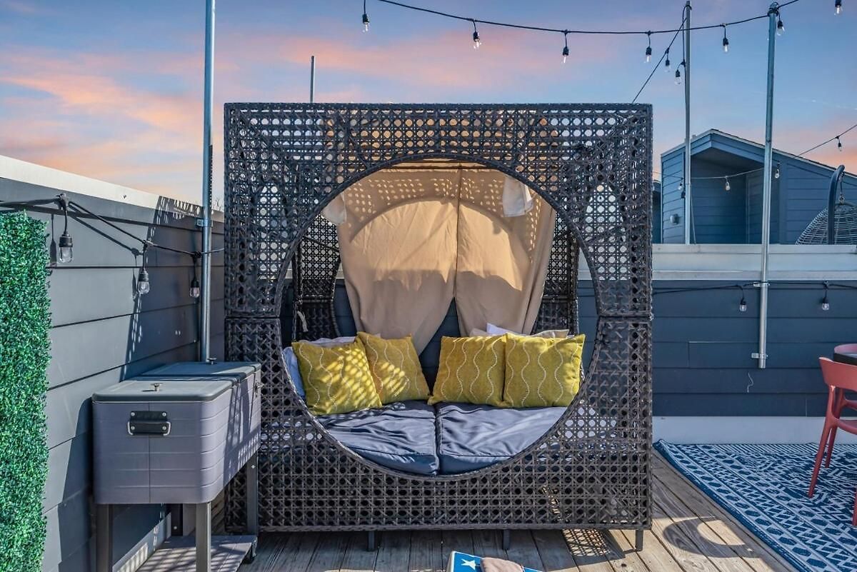 Huge Roof Deck With Games 10 Mins To Broadway Nashville