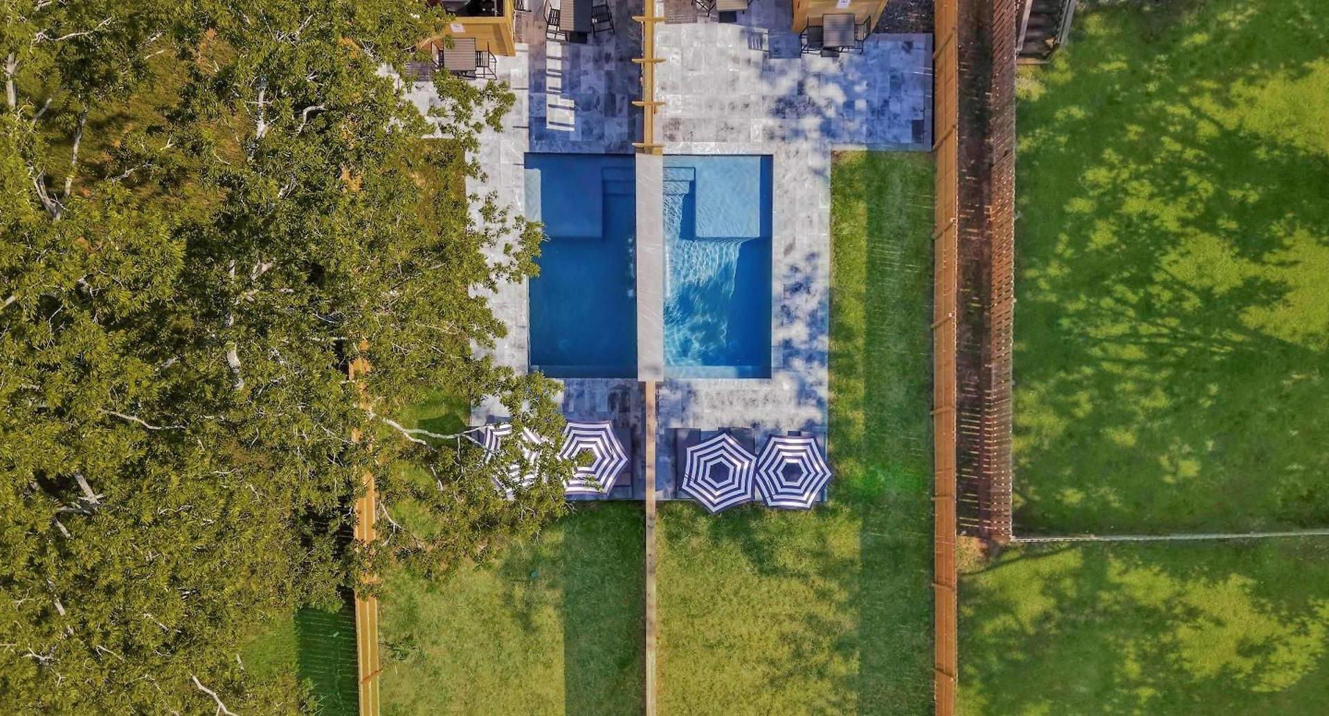 New Modern Multi-level Pooltable & Rooftop Holiday home *