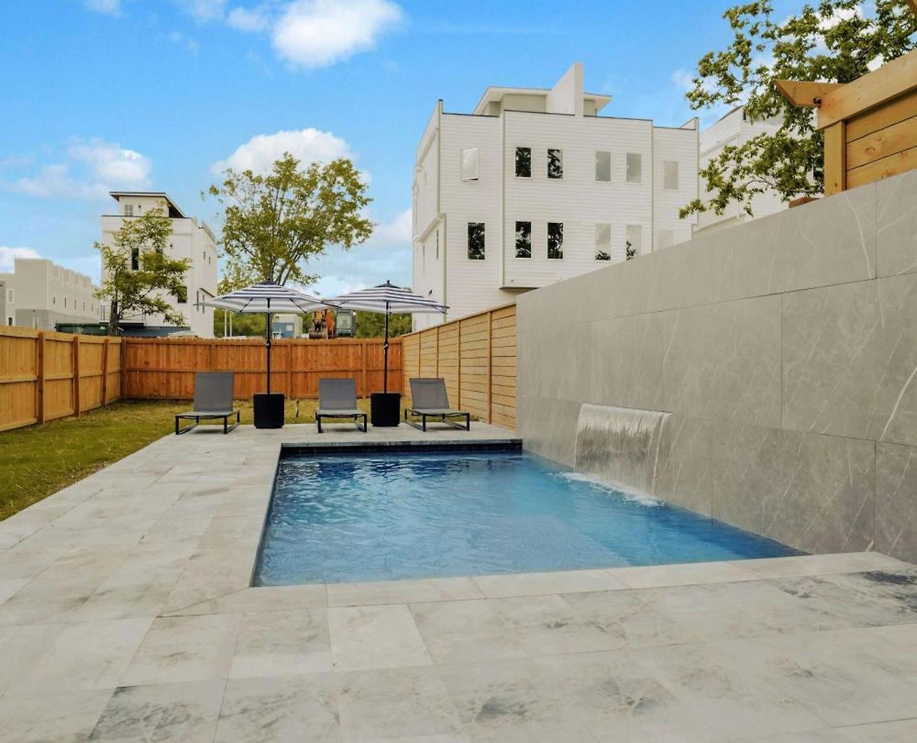 Sleek Multi-level Rooftop Views & Pool Table Holiday home *