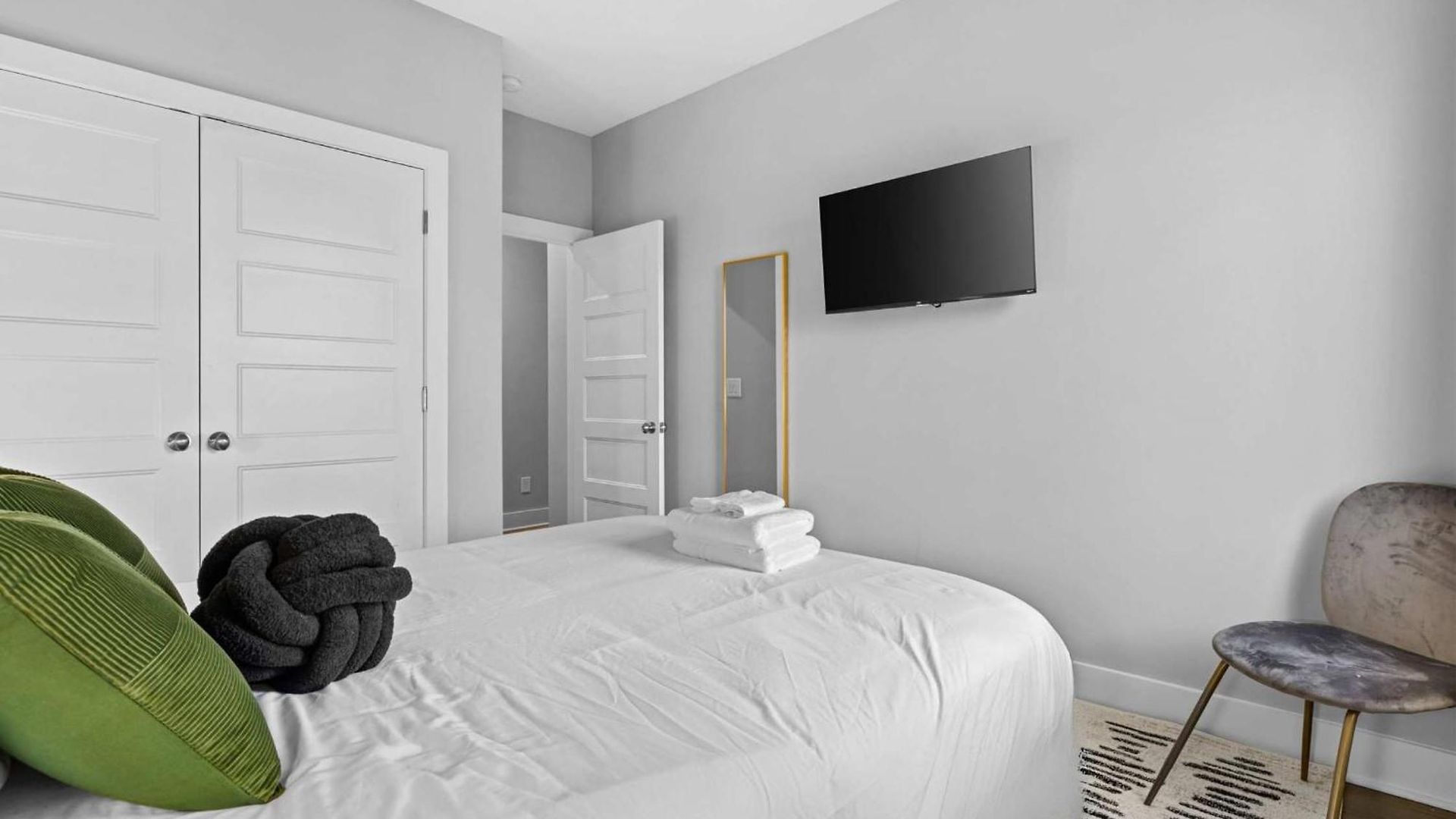 5 Mins To Dt ~gameroom ~ Balcony~sleeps 10~karaoke *