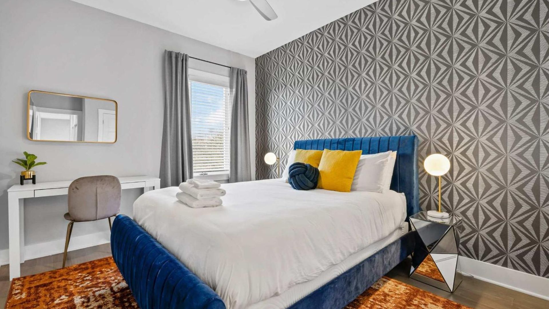 5 Mins To Dt ~gameroom ~ Balcony~sleeps 10~karaoke Holiday home