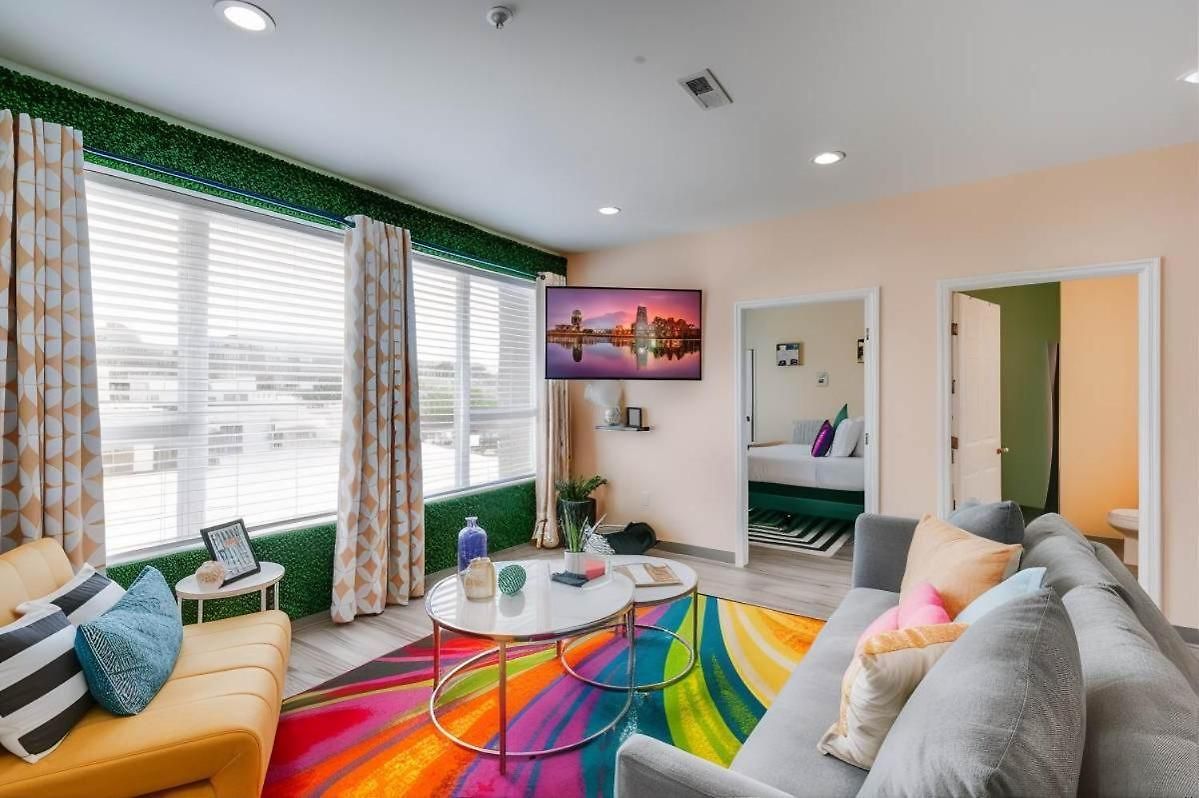New 4 Bedroom Near Dt Walk To Restaurants Apartment *