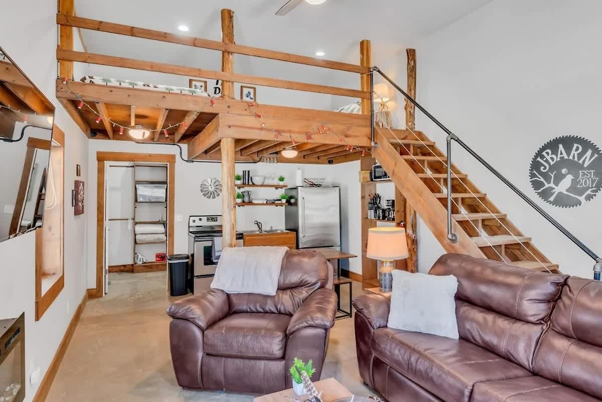 The Den At J-barn - Secluded Retreat