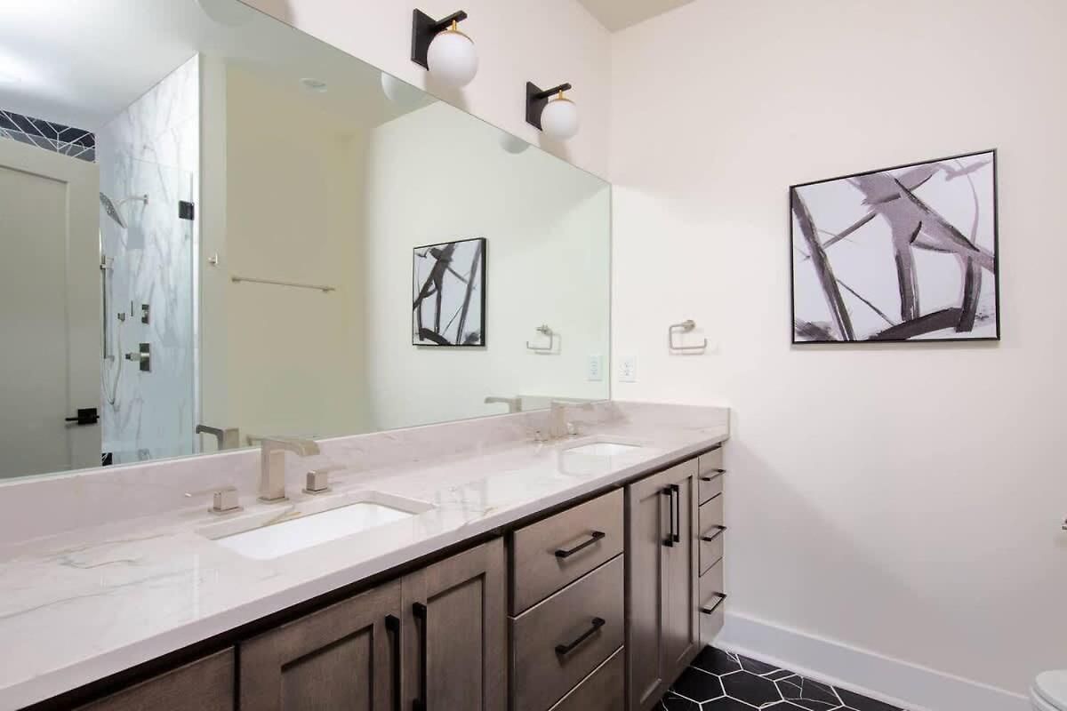 Holiday home West End Luxe - Outdoor Patio And Rooftop Views