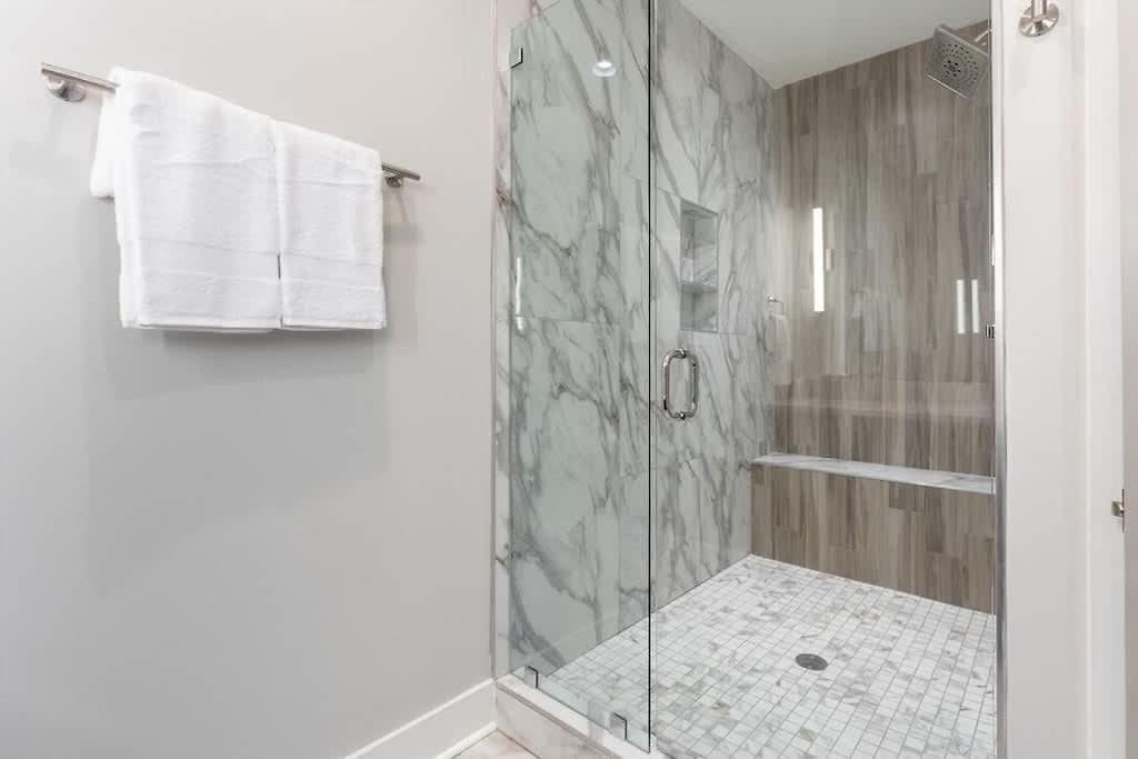 New Side By Side Homes - Sleeps 24 Nashville