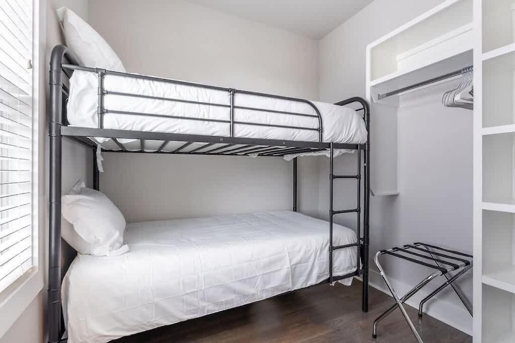 King Bed - Parking - 3 Miles To Lower Broadway Holiday home *