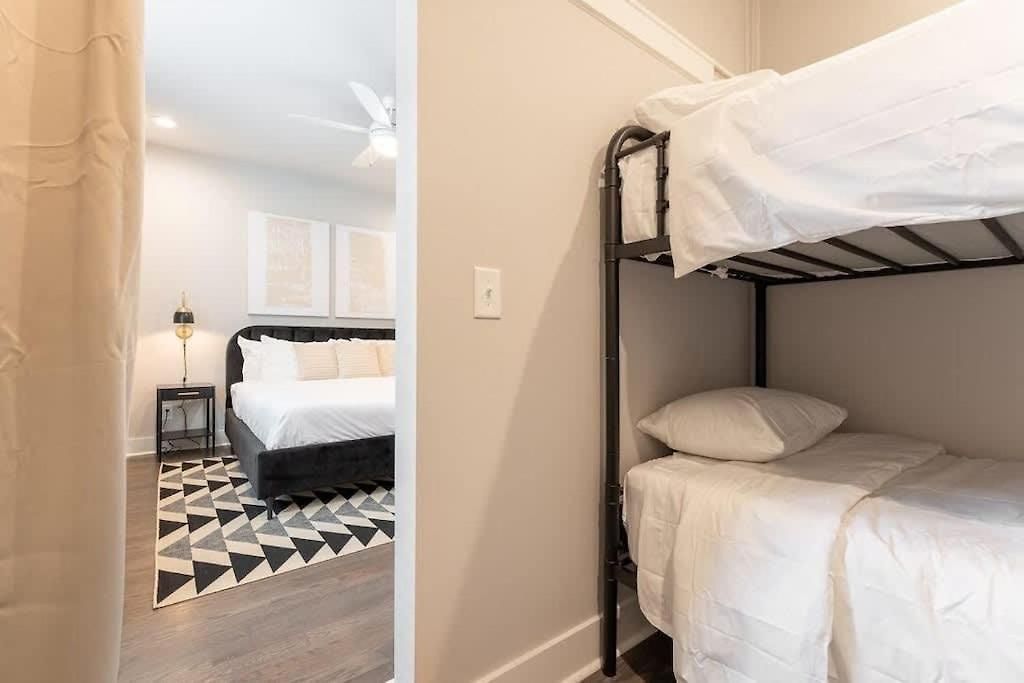 King Bed - Parking - 3 Miles To Lower Broadway Holiday home