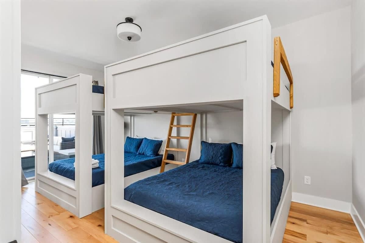 Spacious Nash For 12 Guests With Rooftop Views And Hot Tub
