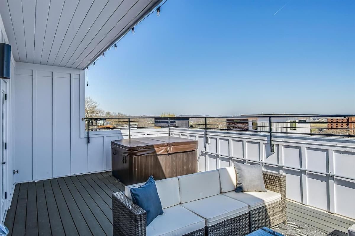 Spacious Nash For 12 Guests With Rooftop Views And Hot Tub