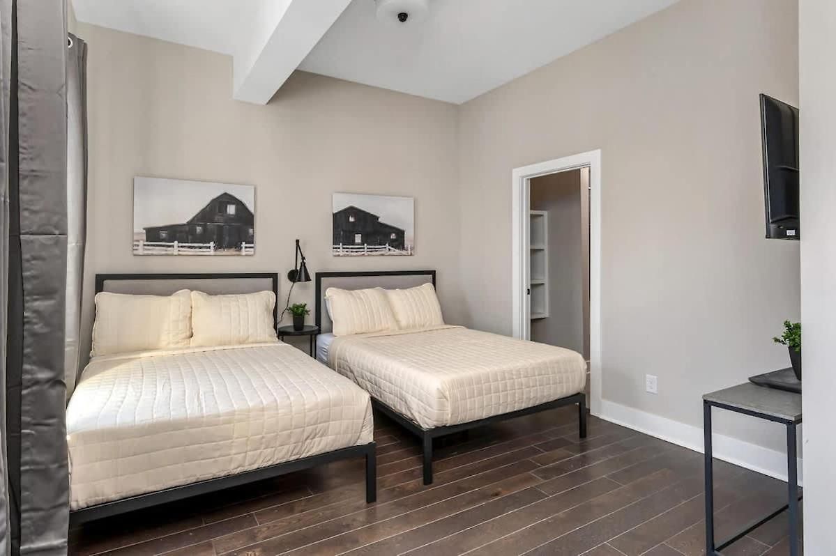Brand New Side By Side Homes - Sleeps 24 Guests Nashville