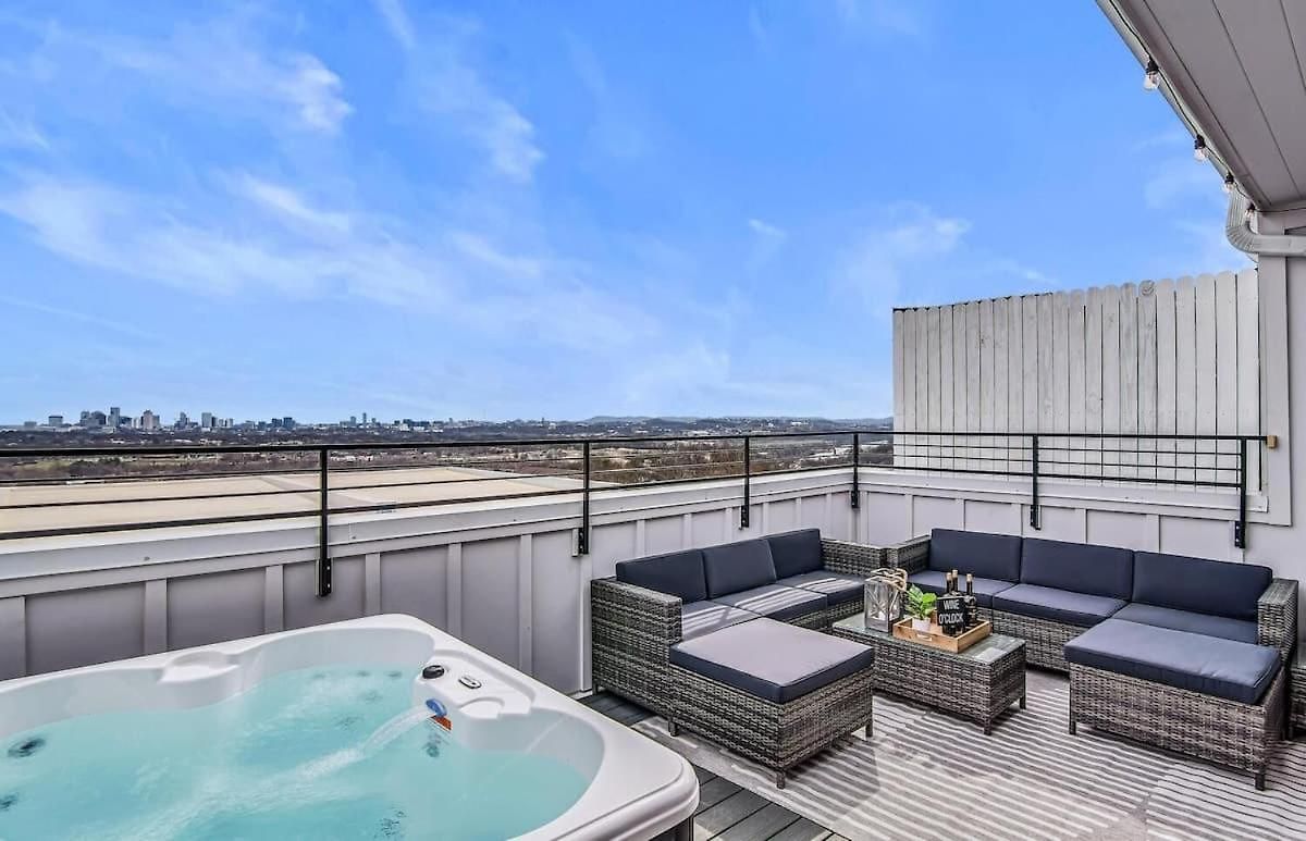 Large Rooftop Hot Tub & View Holiday home