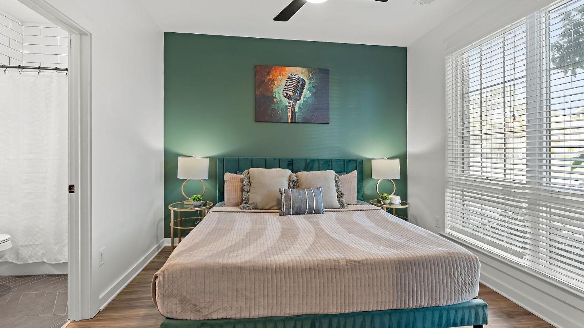 Charmer - Private Rooftop - Sleeps 14 Holiday home