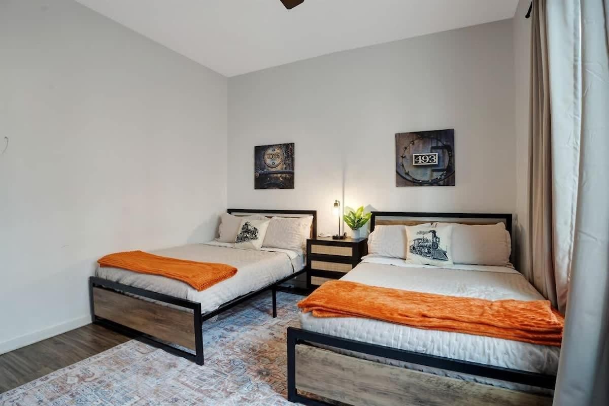 Highland Station - Private Rooftop - Sleeps 14 Holiday home