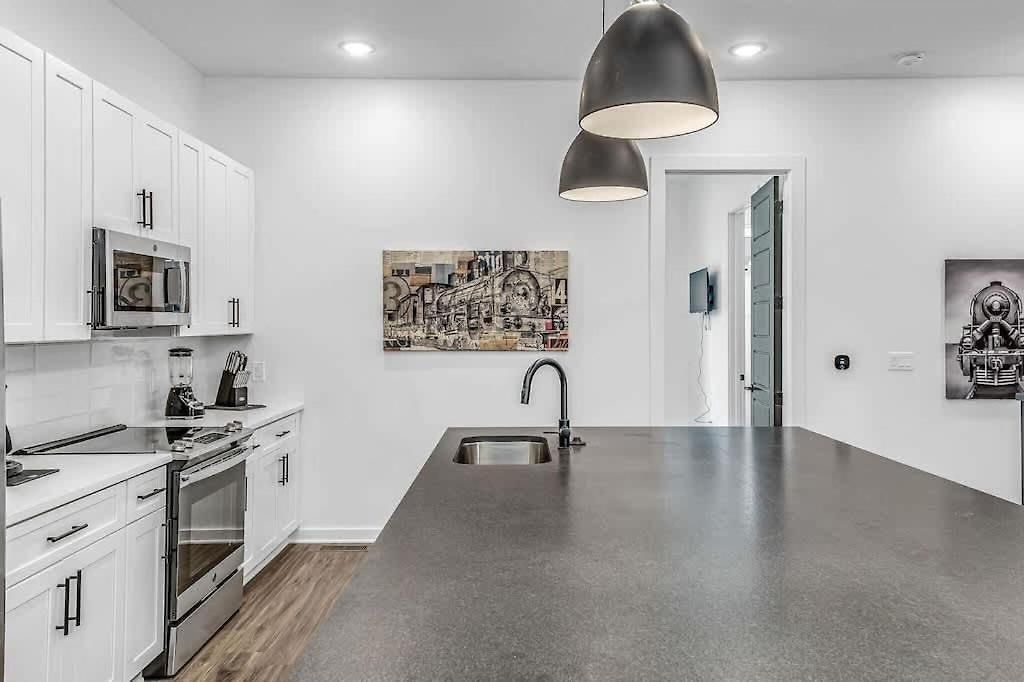 Highland Station - Private Rooftop - Sleeps 14