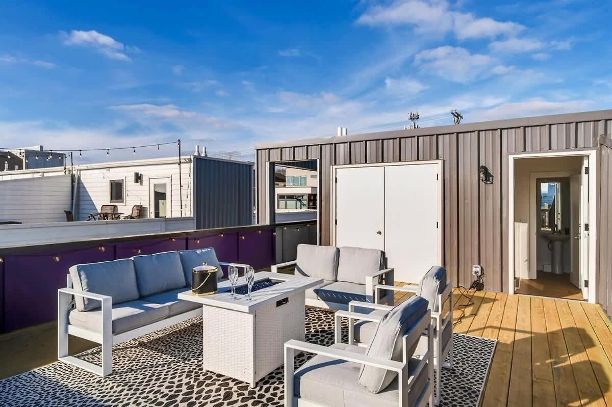 Rooftop Skyline Views - Private Hot Tub - Fire Pit