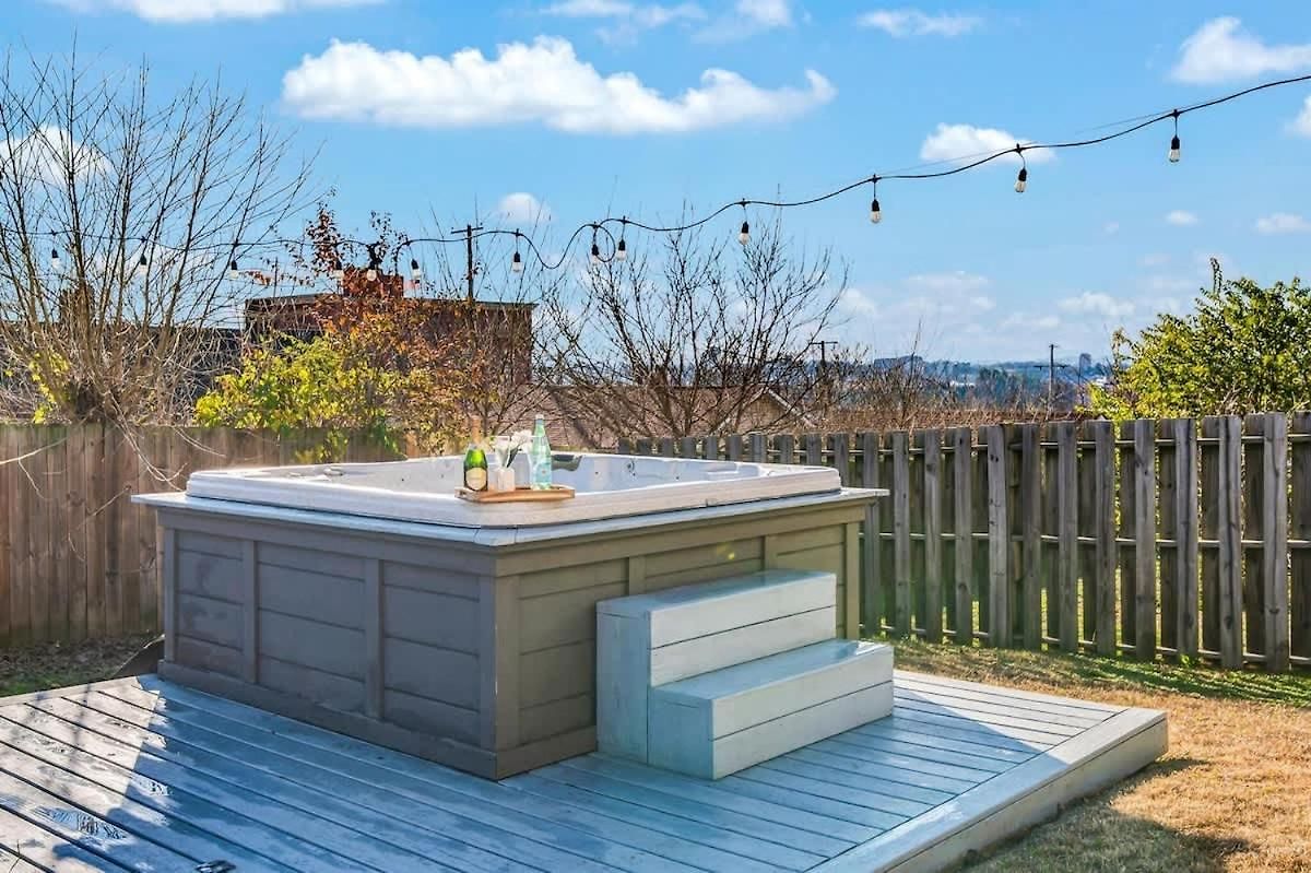 Rooftop Skyline Views - Private Hot Tub - Fire Pit Holiday home *