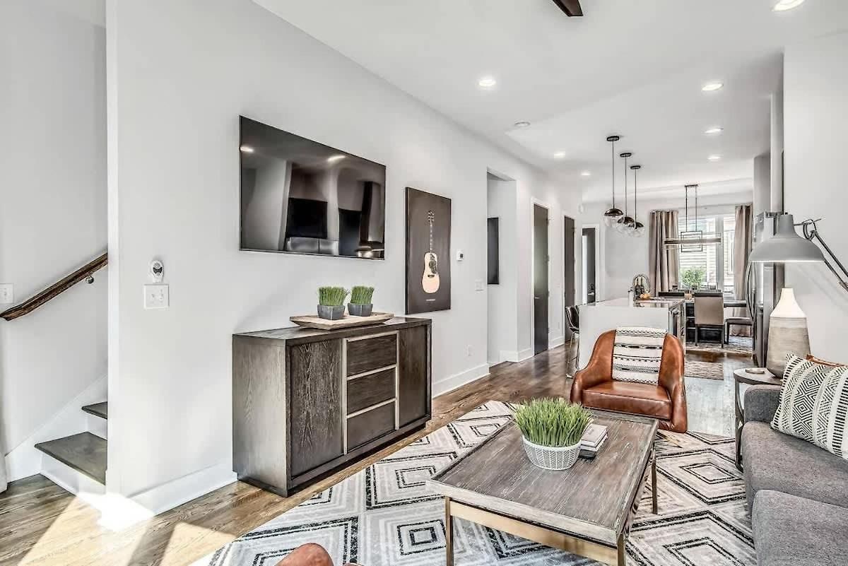 Two Large Homes Minutes To Downtown