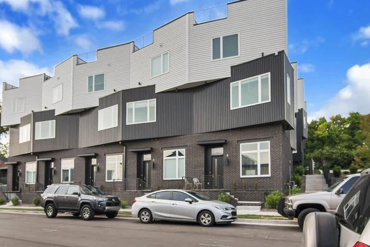 Two Large Homes Minutes To Downtown