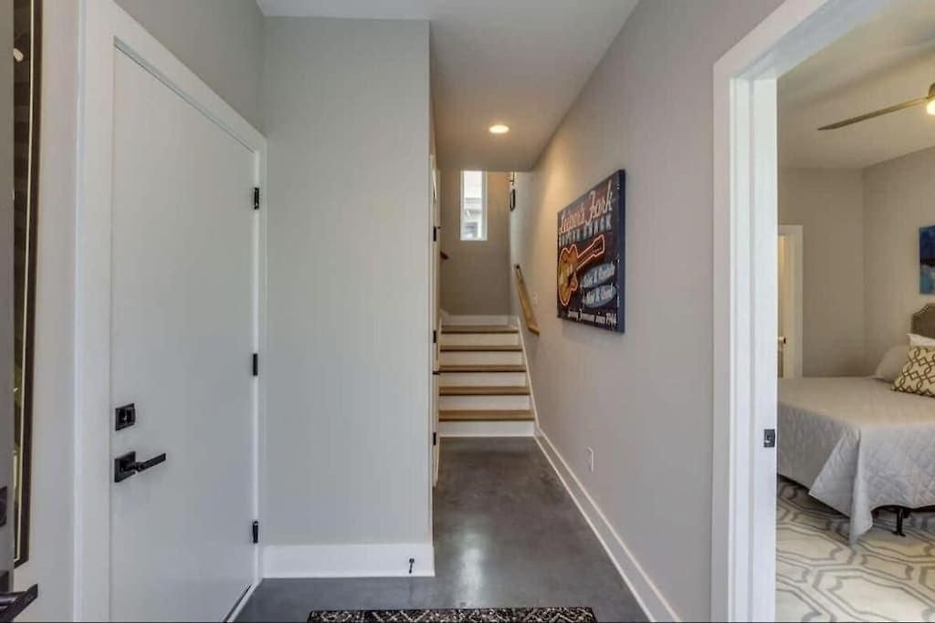 Spacious Close To Belmont Rooftop Holiday home *