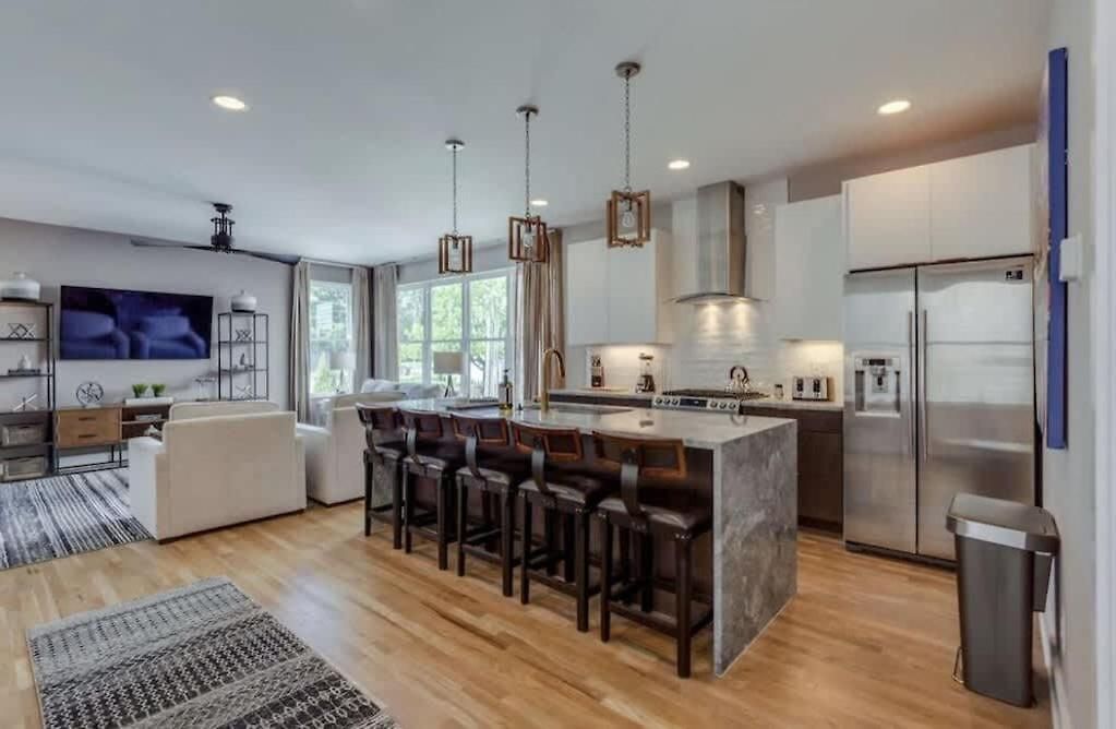 Spacious Close To Belmont Rooftop