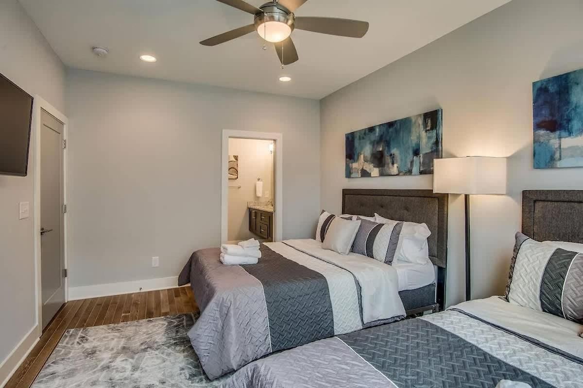 Two Homes - Accommodates 24 Guests * Nashville