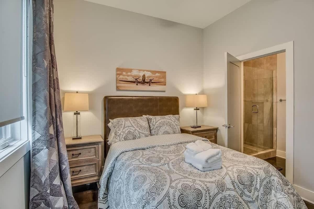 Two Homes - Accommodates 24 Guests Holiday home Nashville