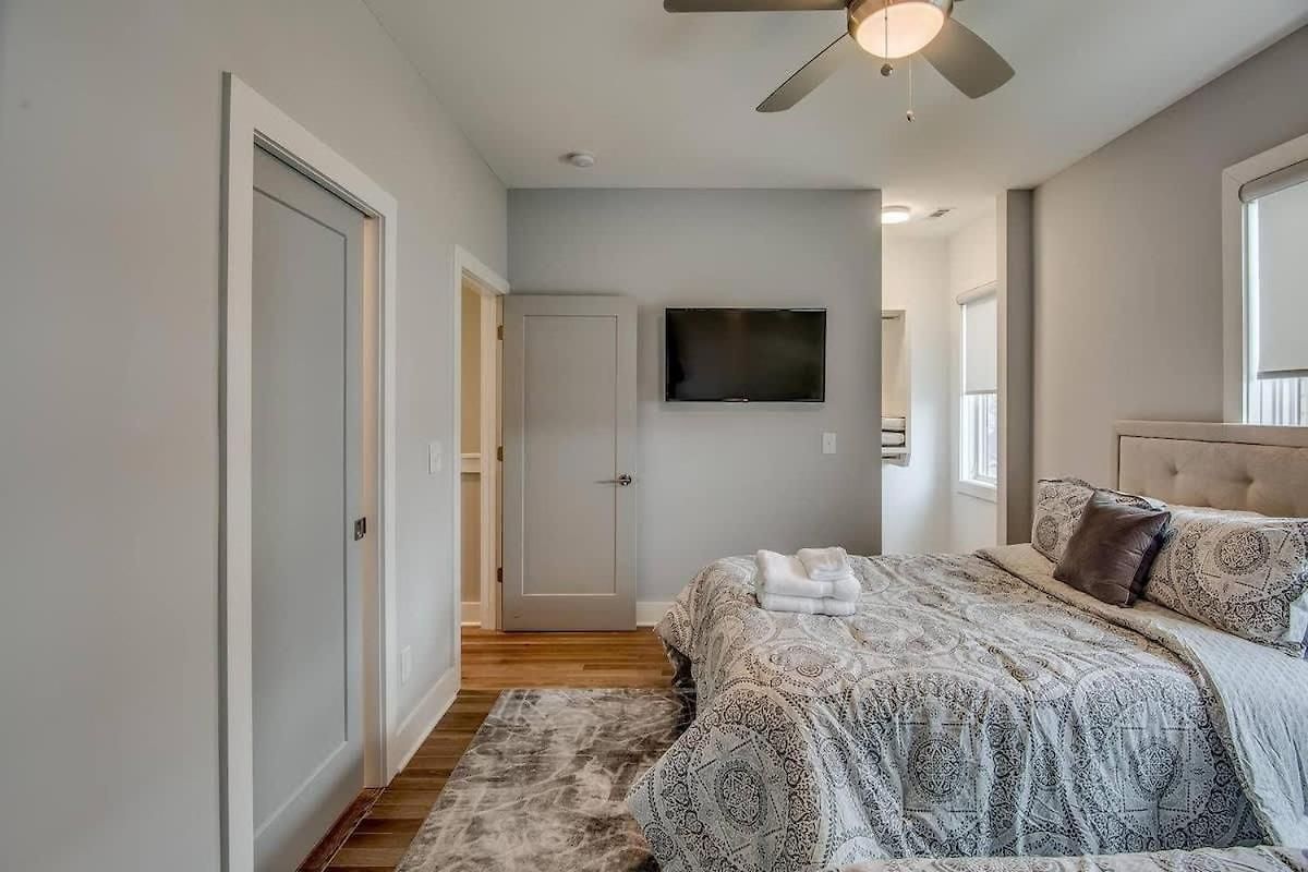 Two Homes - Accommodates 24 Guests Holiday home Nashville