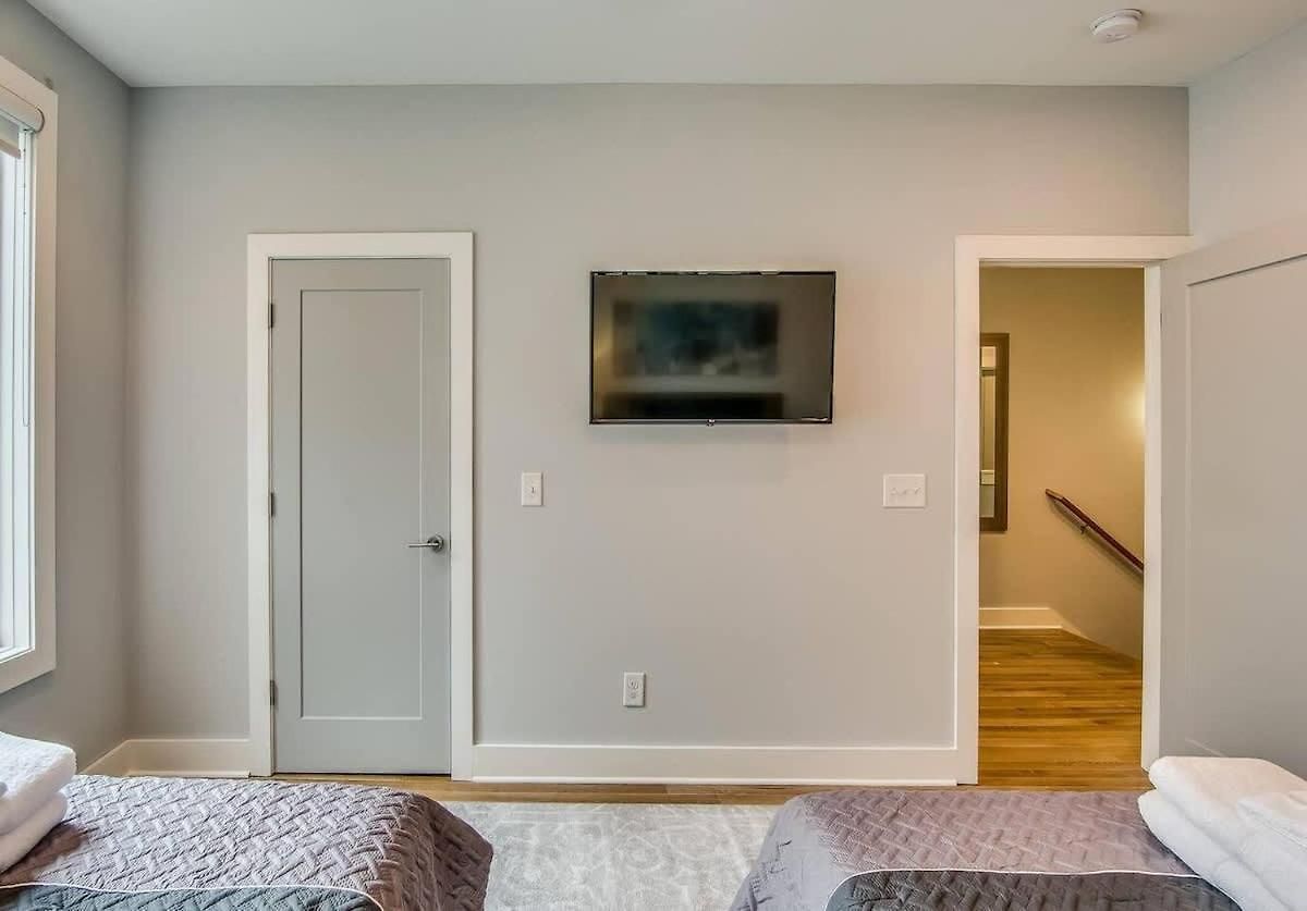 Two Homes - Accommodates 24 Guests * Nashville