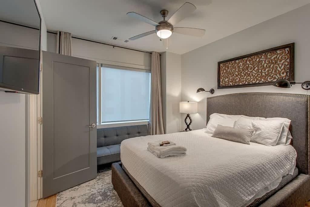 5 Min Uber To Downtown - 2 Car Gargage - Rooftop Holiday home