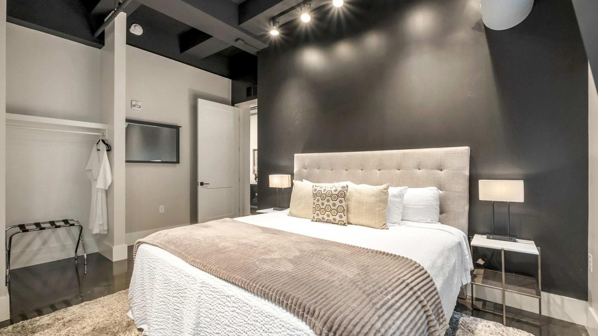 Modern 6br By Maddox Apartment
