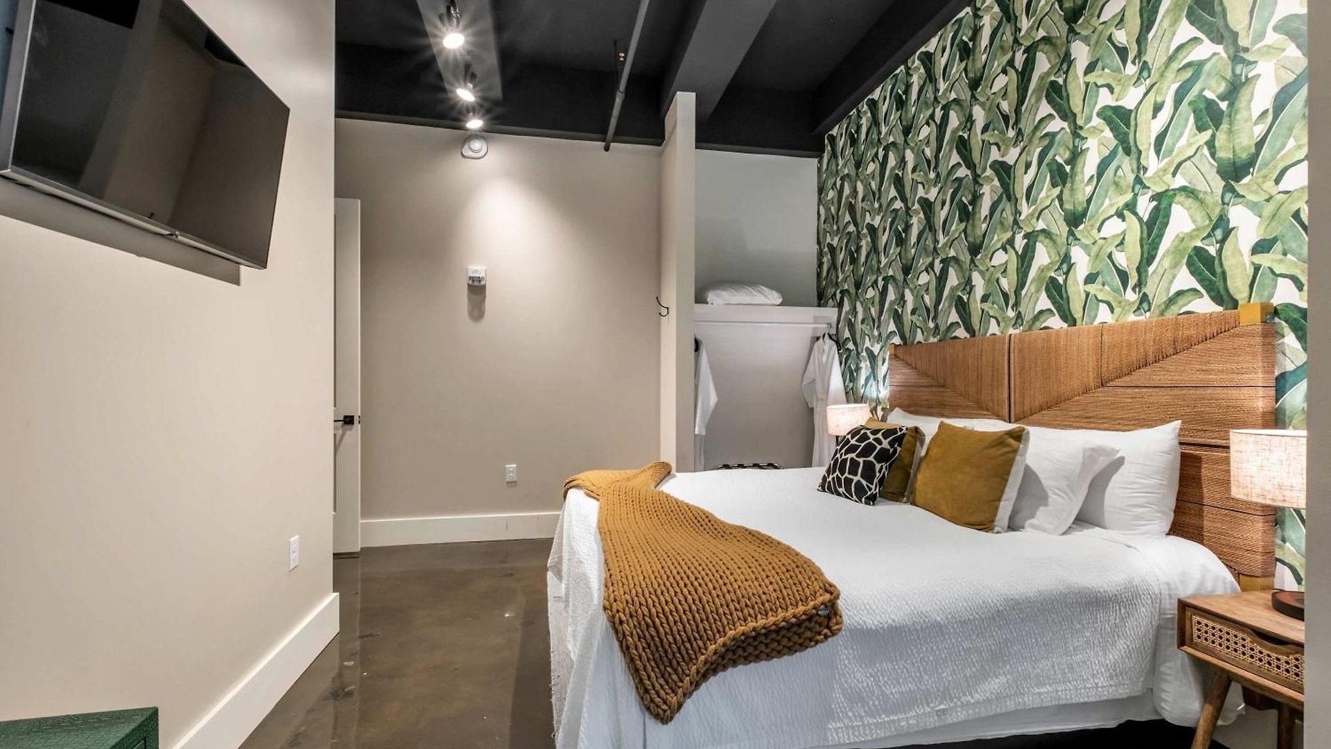 Modern 6br By Maddox *