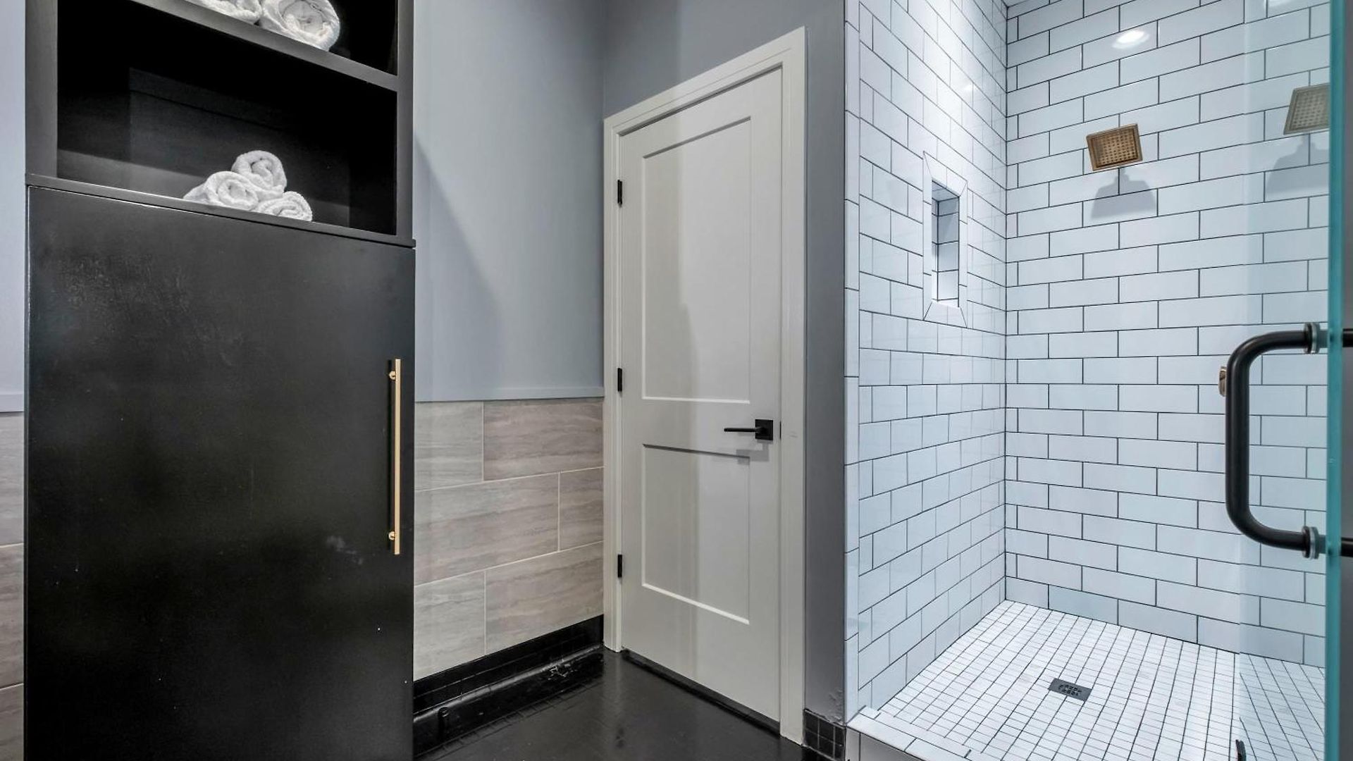 Modern 6br By Maddox Apartment *