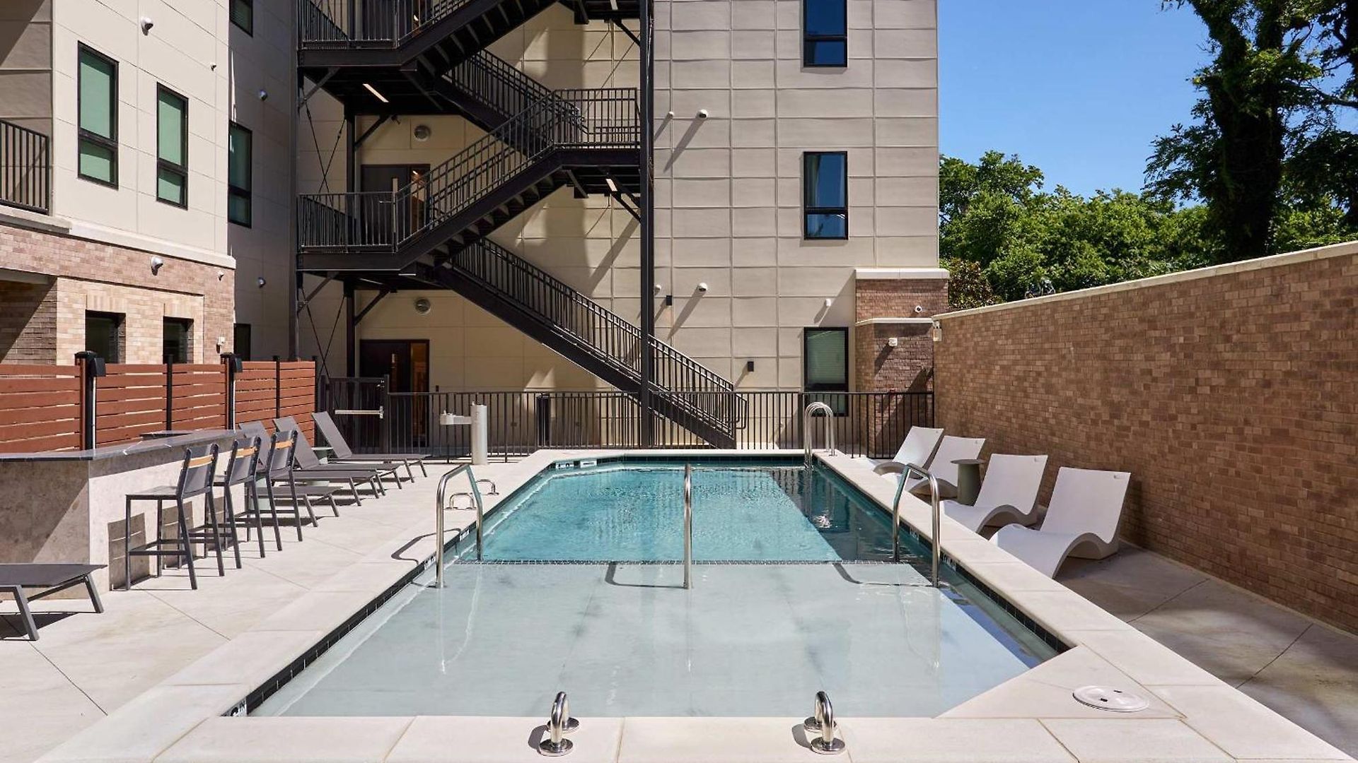 Modern Music Row With King & Queen Bedrooms + Private Balcony Pool & Fitness Center Walk To Rca B & Local Dining Under 2 Miles To Broadway Garage Parking Elevator Access 24 Hr Hospitality Holiday home *