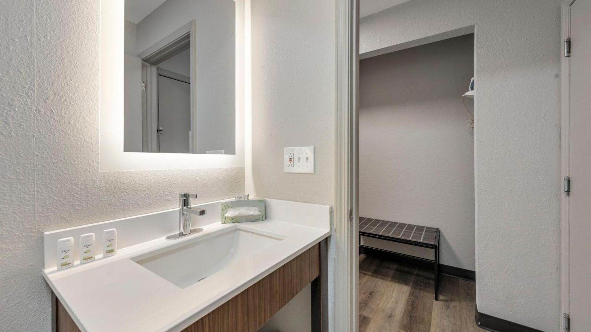 Homestay Suites 2*