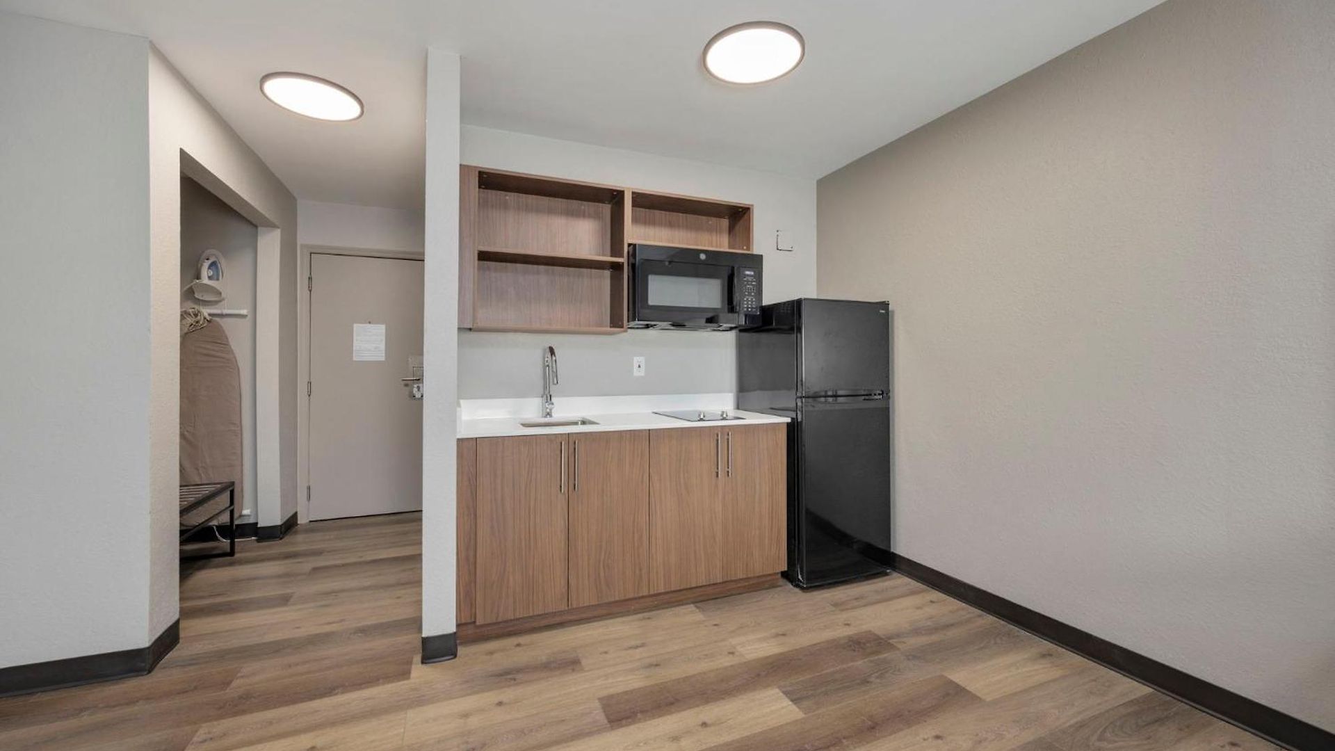Homestay Suites Hotel 2*