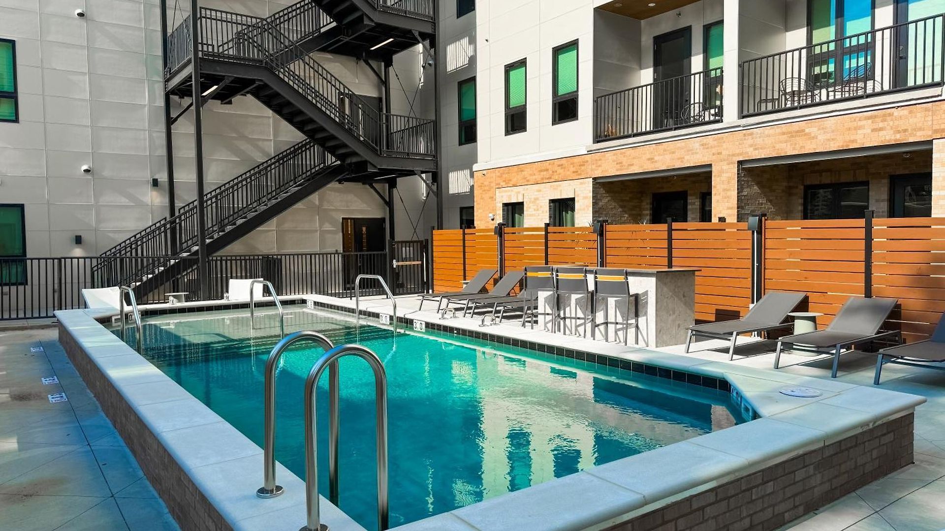 Let Er Buck On Music Row, Mins To Broadway With Pool, Gym, Balcony * Nashville