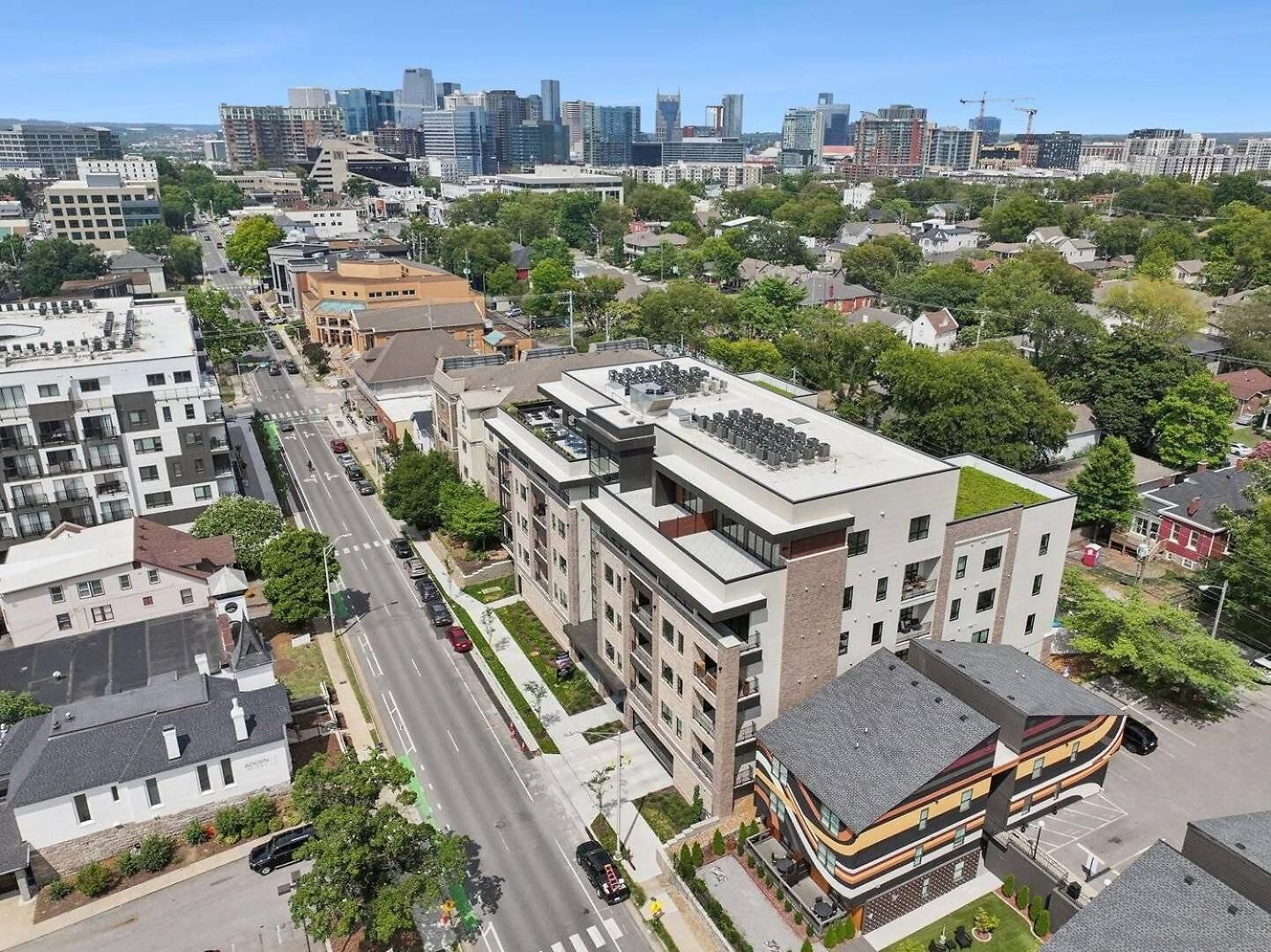 Let Er Buck On Music Row, Mins To Broadway With Pool, Gym, Balcony
