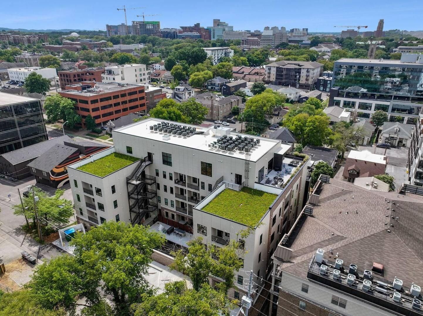 Let Er Buck On Music Row, Mins To Broadway With Pool, Gym, Balcony Nashville