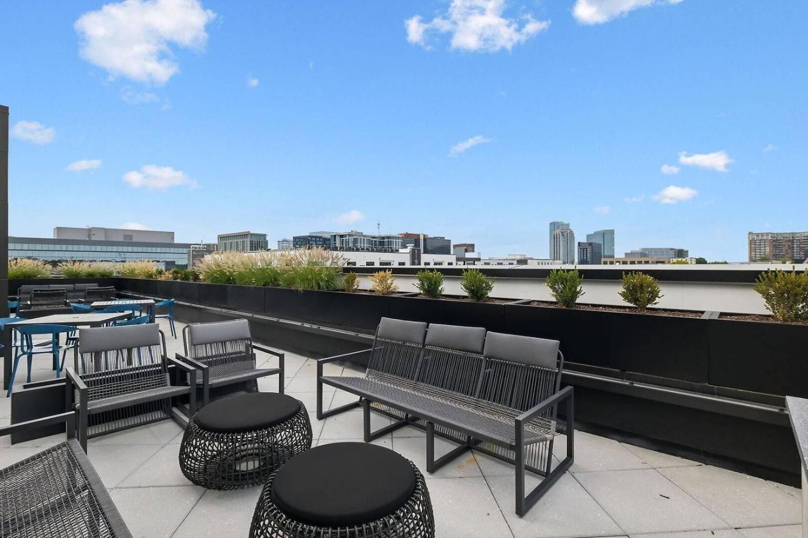 Let Er Buck On Music Row, Mins To Broadway With Pool, Gym, Balcony *