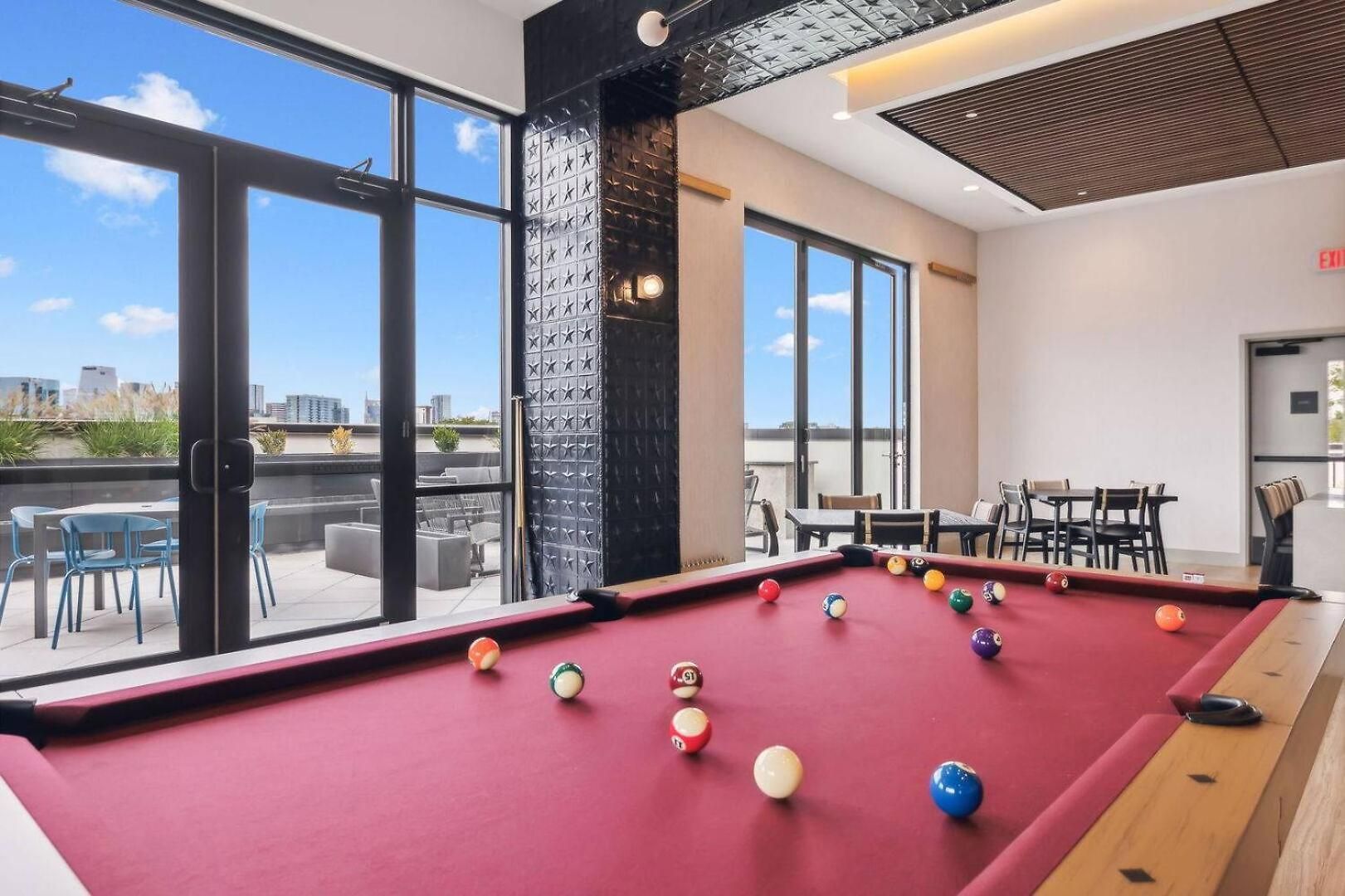Let Er Buck On Music Row, Mins To Broadway With Pool, Gym, Balcony Nashville